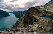Parco Jotunheimen, Norvegia. Lungo il Besseggen con il lago il Bessvatn che si trova sopra il Gjende più in basso.
